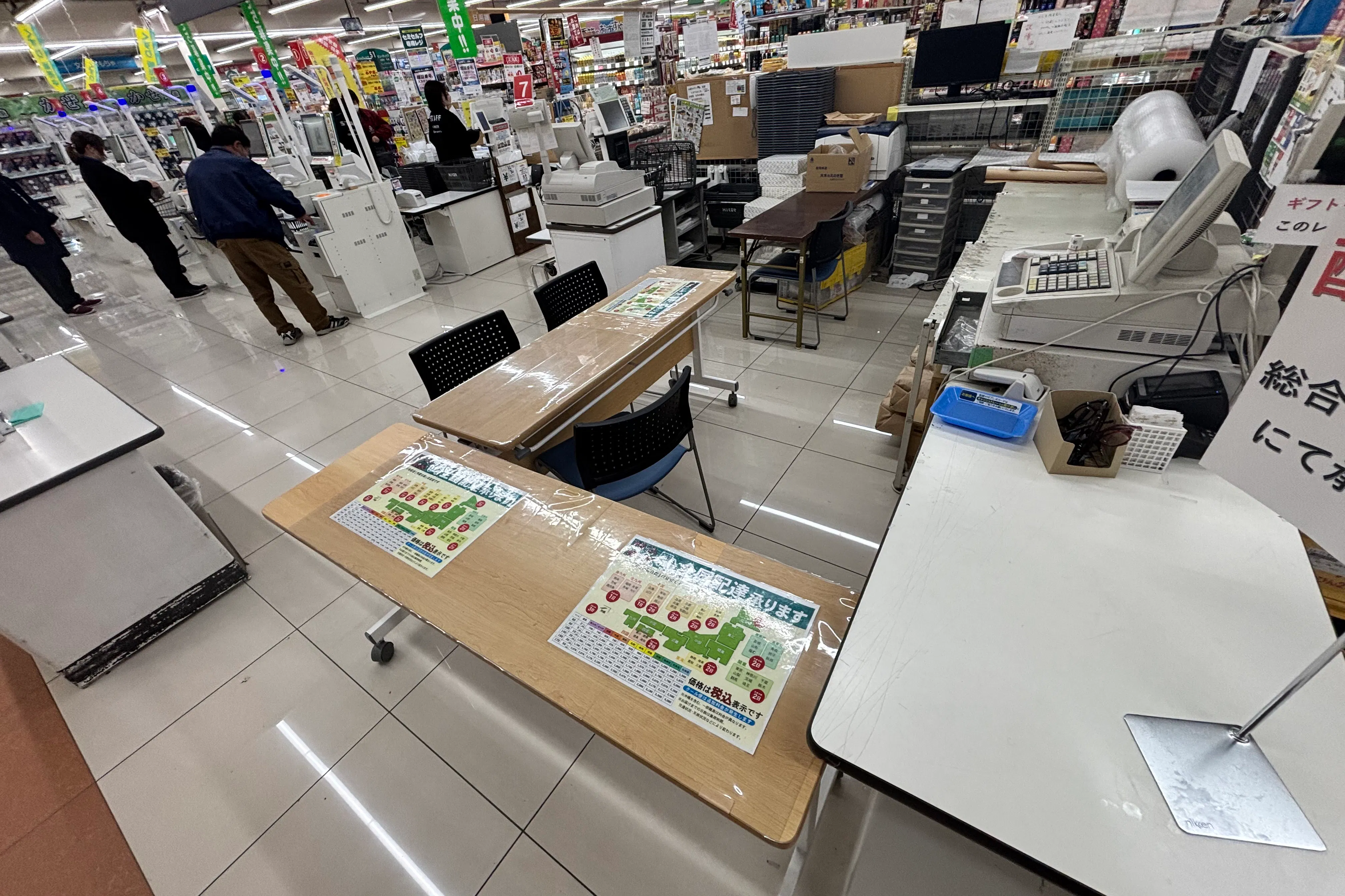 【HIヒロセスーパーコンボ臼杵店】プロモーションイベントに最適なホームセンターの食品側レジ横ギフトコーナー
