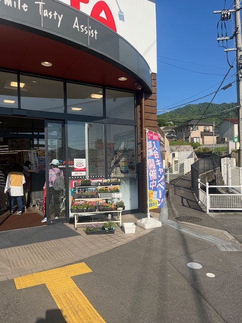【フレスタ矢野東店】プロモーションイベントに利用可能(テント貸出あり)な入り口　右スペース