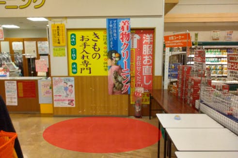 【ザ・ビッグ青森東店】各種プロモーションイベントや小規模物販に最適な食品レジ後ろクリーニング屋前イベントスペース