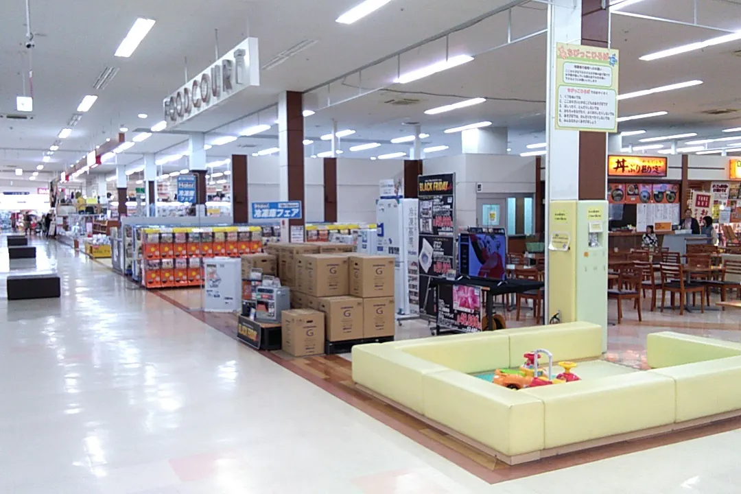 【イオンスーパーセンター 盛岡渋民店】物販やプロモーションに最適なフードコート横のイベントスペース(バイパス側)