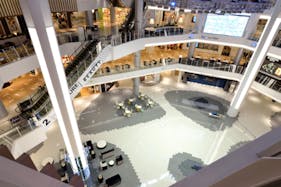 【イオンモール岡山】1F未来スクエア(半面:南側:ハレマチスタジオ側)