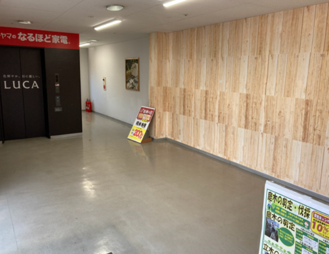 【ダイシン桂店】2F駐車場へのEVホール　プロモーションや物販に最適なホームセンター内階段前の催事イベントスペース