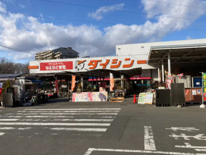 【ダイシン桂店】2F駐車場へのEVホール　プロモーションや物販に最適なホームセンター内階段前の催事イベントスペース