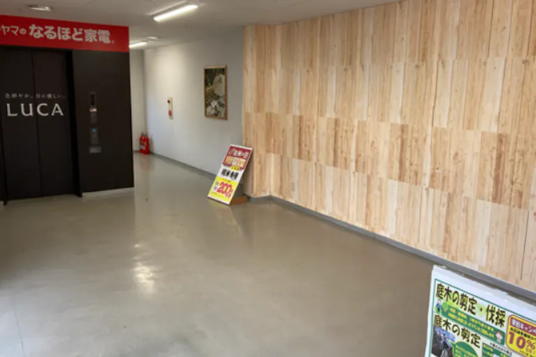 【ダイシン桂店】2F駐車場へのEVホール プロモーションや物販に最適なホームセンター内階段前の催事イベントスペースの画像1