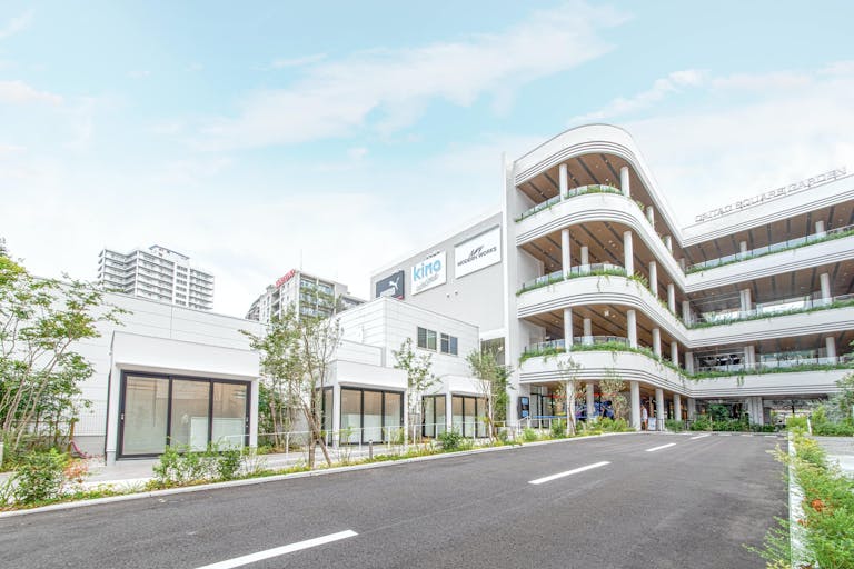 福岡・天神エリア最大規模の複合施設CAITAC SQUARE GARDEN(カイタックスクエアガーデン)内入り口に位置し、交通量の多い国体道路に面した好立地です。