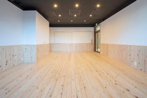 【江坂駅2分】ポップアップストアや展示会に最適な駅チカで木のぬくもりを感じられる使いやすいレンタルスペース