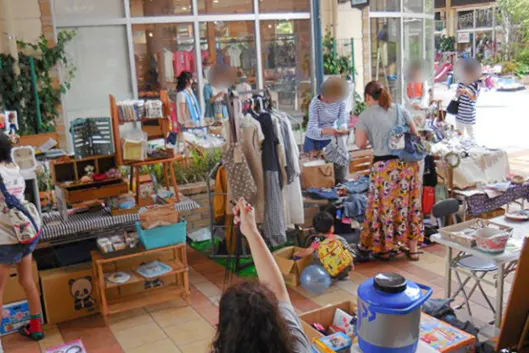 【イオンタウン周南/ウエストコート】携帯キャリアや買取、ウォーターサーバー等のプロモーションや各種物販に最適な通行量の多い大型スーパー前のイベントスペース