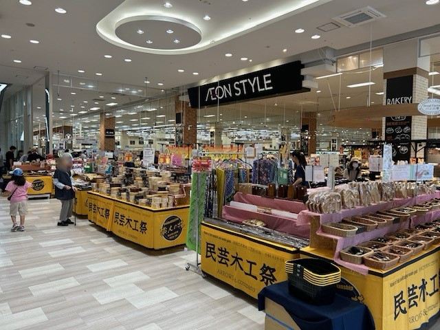 【イオンモール京都五条】1F　イオン南入口(入口側）