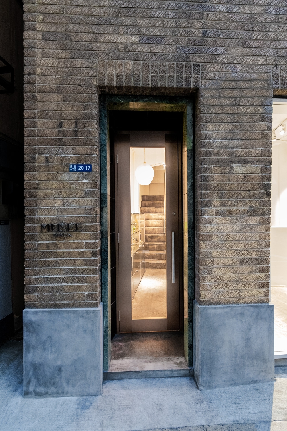 銀座・昭和通りに面した角地。90年前からそのままの姿で現代に残る「近代建築100選」に選ばれた歴史的建造物。新たに、3階に誕生したばかりのギャラリーと屋上空間です。エントランスはビル裏手に独立してあります。（※1階表面は別店舗です）