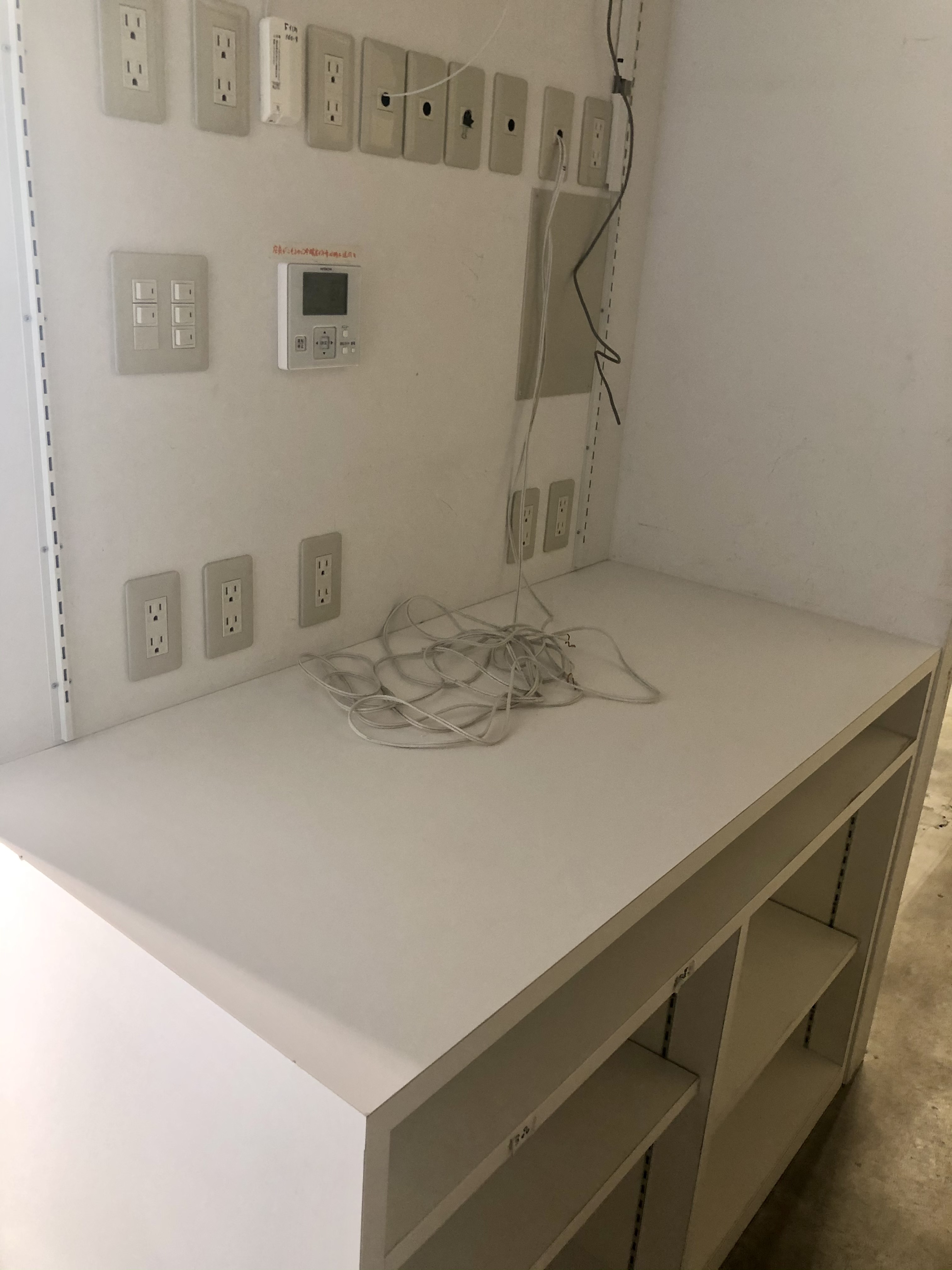 バックヤードに作業台あり