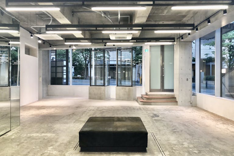 路面で明るく開放的な空間です