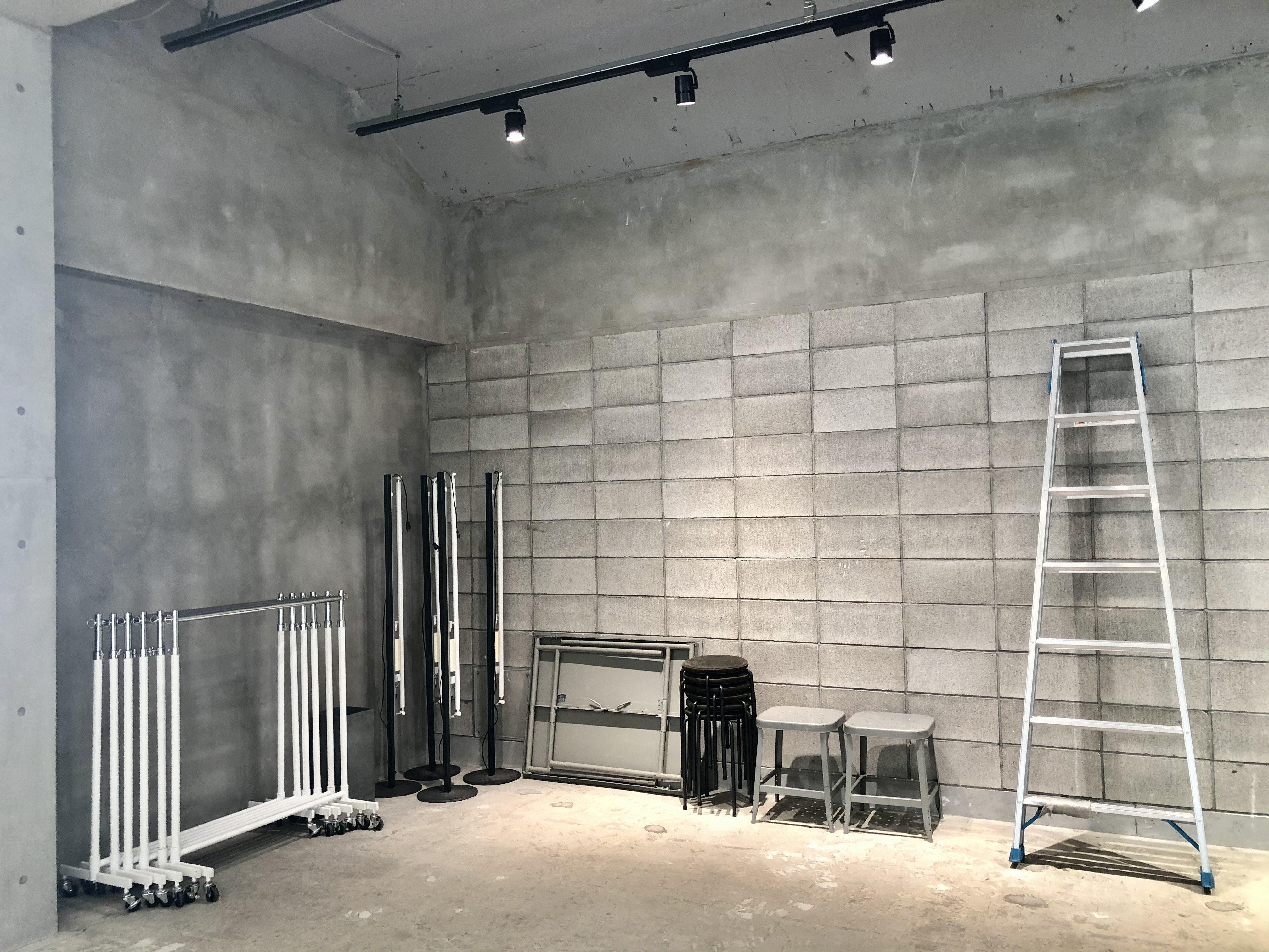 各種備品あり（可動式ラック×6、スタンド照明×4、折りたたみテーブル、丸椅子×6、踏み台×2、梯子）