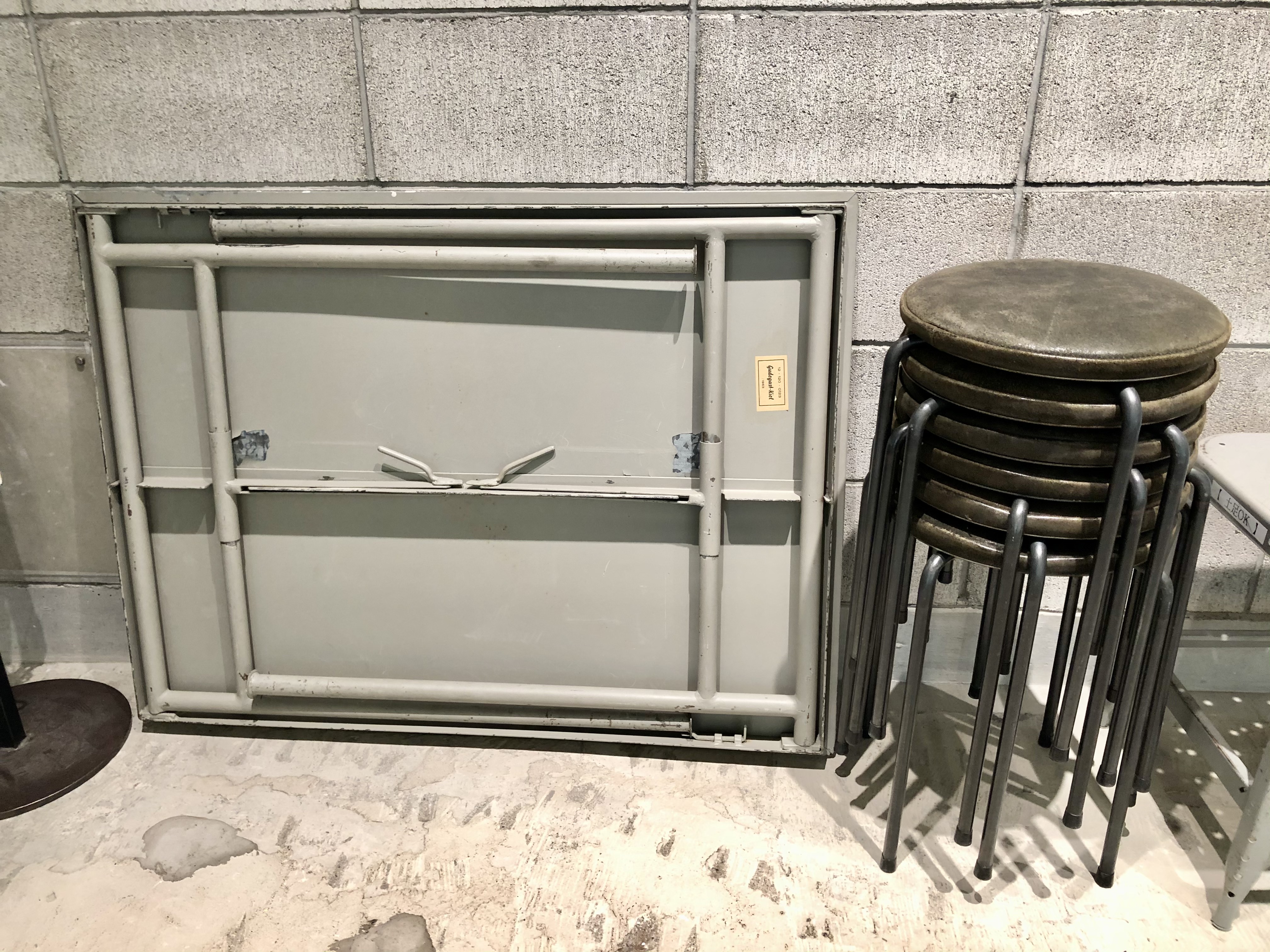 折りたたみテーブル、丸椅子×6