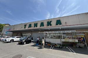 【エキサイトスーパータナカ】キッチンカー出店や食物販に最適な愛媛県で話題のスーパー入り口手前の駐車場スペース①