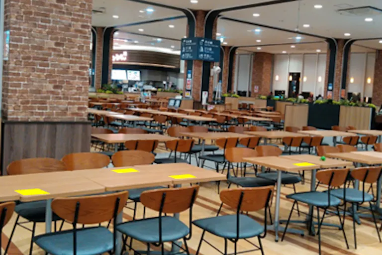 【イオンモール新潟亀田インター*】モール内広告 3Fフードコートテーブルステッカーの画像1