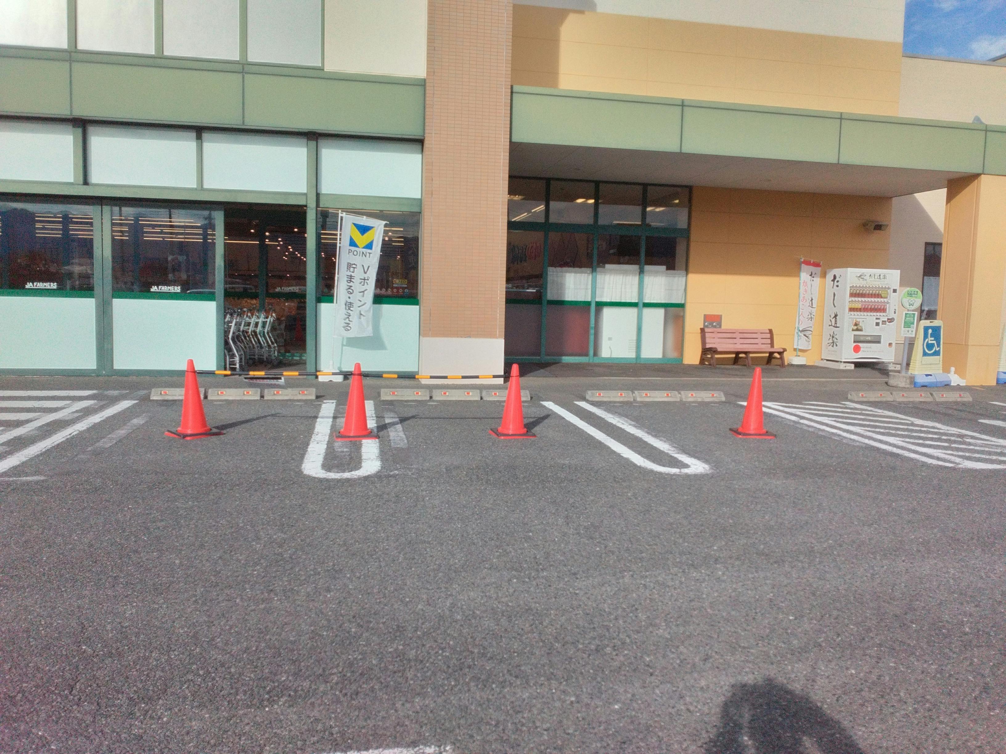 【JAファーマーズ富岡店】食物販やPR用途に利用可能な店頭、産直棟入口側スペースの画像