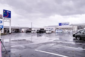 【サンデー三沢店】屋外駐車場 キッチンカーの出店に最適なホームセンター内駐車場の屋外イベントスペース