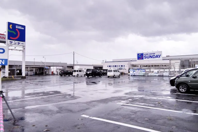 【サンデー三沢店】屋外駐車場 キッチンカーの出店に最適なホームセンター内駐車場の屋外イベントスペース