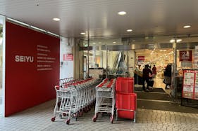 【西友 新所沢店】1F店頭 軒先入口横 (屋根あり) プロモーション用途や物販、食物販のポップアップストアに最適なスーパーの屋外催事イベントスペース