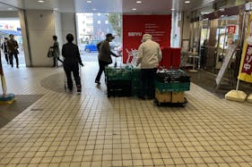 【西友 新所沢店】1F店頭 軒先入口横 (屋根あり) プロモーション用途や物販、食物販のポップアップストアに最適なスーパーの屋外催事イベントスペース