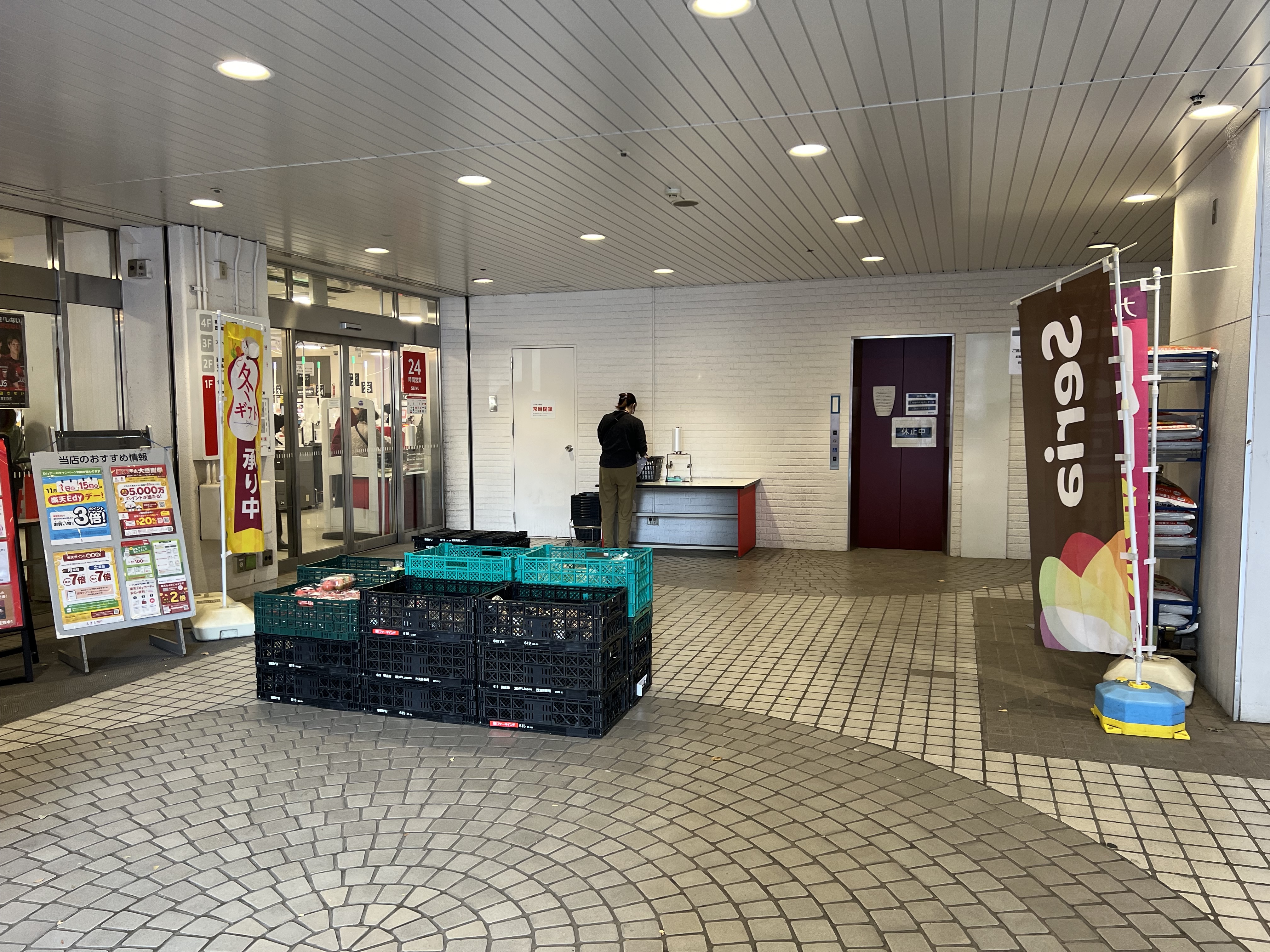 【西友　新所沢店】1F店頭 軒先入口横 (屋根あり)　プロモーション用途や物販、食物販のポップアップストアに最適なスーパーの屋外催事イベントスペース