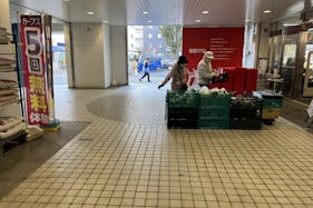 【西友 新所沢店】1F店頭 軒先入口横 (屋根あり) プロモーション用途や物販、食物販のポップアップストアに最適なスーパーの屋外催事イベントスペース