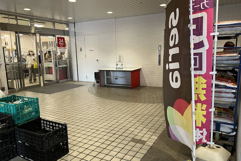 【西友 新所沢店】1F店頭 軒先入口横 (屋根あり) プロモーション用途や物販、食物販のポップアップストアに最適なスーパーの屋外催事イベントスペースの画像4