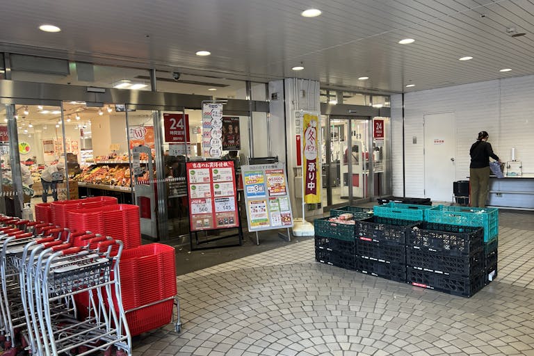 【西友 新所沢店】1F店頭 軒先入口横 (屋根あり) プロモーション用途や物販、食物販のポップアップストアに最適なスーパーの屋外催事イベントスペースの画像6