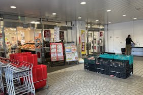【西友 新所沢店】1F店頭 軒先入口横 (屋根あり) プロモーション用途や物販、食物販のポップアップストアに最適なスーパーの屋外催事イベントスペース