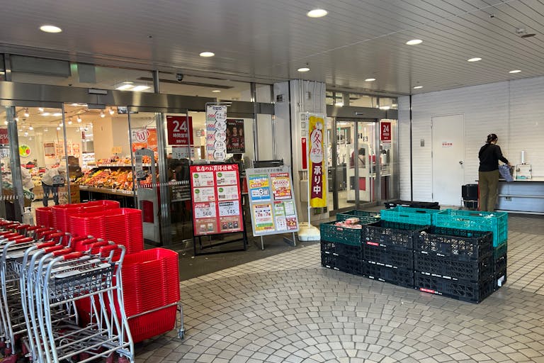【西友 新所沢店】1F店頭 軒先入口横 (屋根あり) プロモーション用途や物販、食物販のポップアップストアに最適なスーパーの屋外催事イベントスペースの画像6