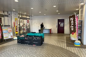 【西友 新所沢店】1F店頭 軒先入口横 (屋根あり) プロモーション用途や物販、食物販のポップアップストアに最適なスーパーの屋外催事イベントスペース