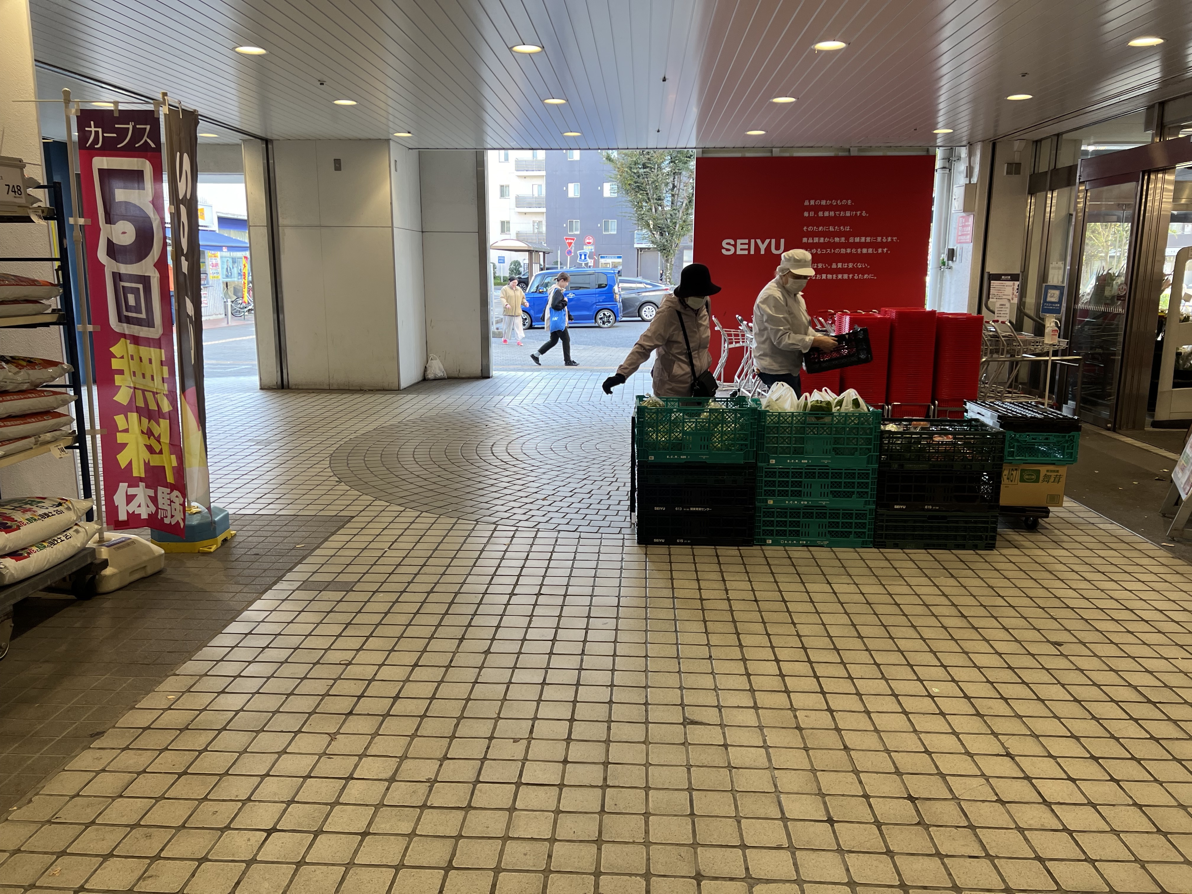 【西友　新所沢店】1F店頭 軒先入口横 (屋根あり)　プロモーション用途や物販、食物販のポップアップストアに最適なスーパーの屋外催事イベントスペース