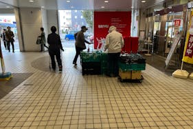【西友 新所沢店】1F店頭 軒先入口横 (屋根あり) プロモーション用途や物販、食物販のポップアップストアに最適なスーパーの屋外催事イベントスペース