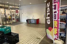 【西友 新所沢店】1F店頭 軒先入口横 (屋根あり) プロモーション用途や物販、食物販のポップアップストアに最適なスーパーの屋外催事イベントスペース