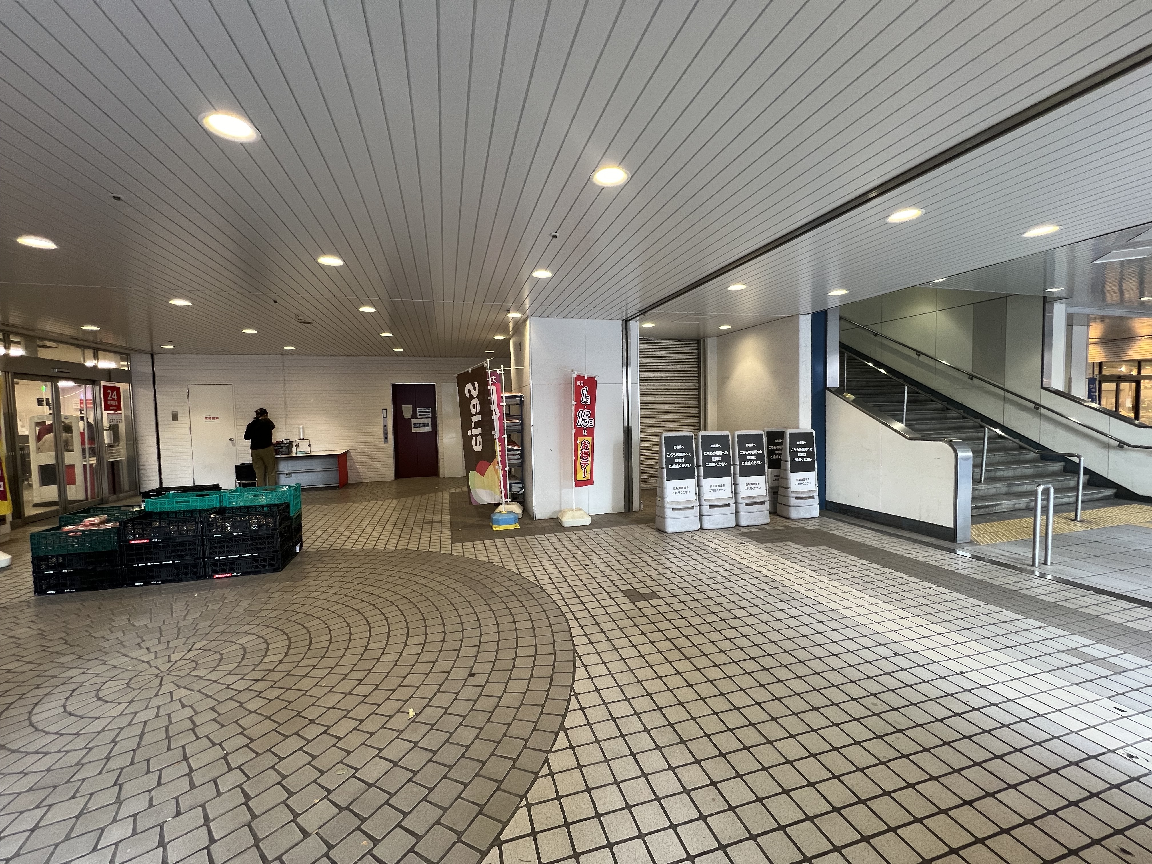 【西友　新所沢店】1F店頭 軒先入口横 (屋根あり)　プロモーション用途や物販、食物販のポップアップストアに最適なスーパーの屋外催事イベントスペース