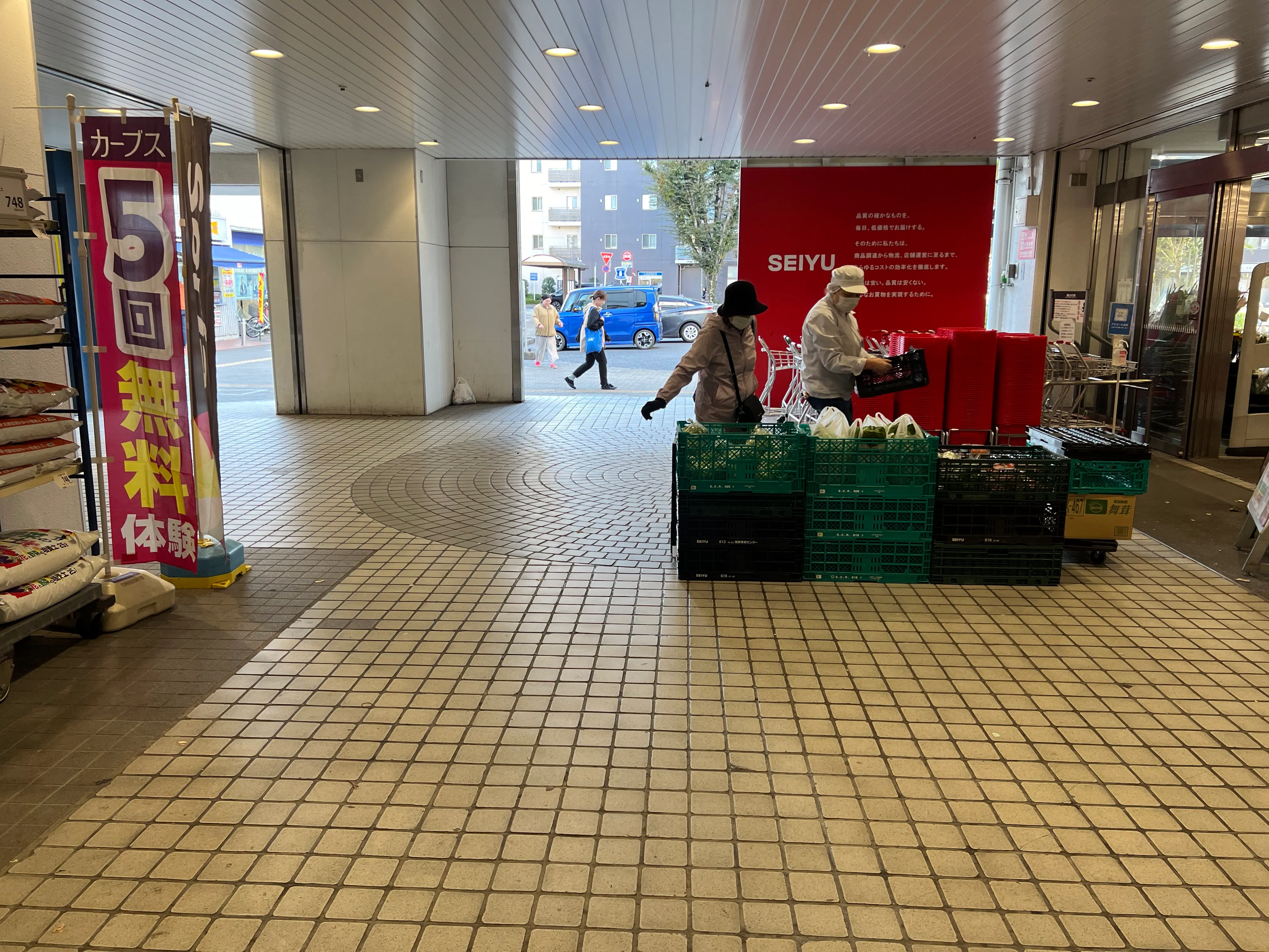 【西友　新所沢店】1F店頭 軒先入口横 (屋根あり)　プロモーション用途や物販、食物販のポップアップストアに最適なスーパーの屋外催事イベントスペース