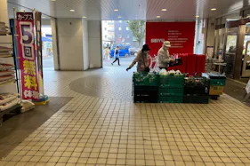 【西友 新所沢店】1F店頭 軒先入口横 (屋根あり) プロモーション用途や物販、食物販のポップアップストアに最適なスーパーの屋外催事イベントスペース