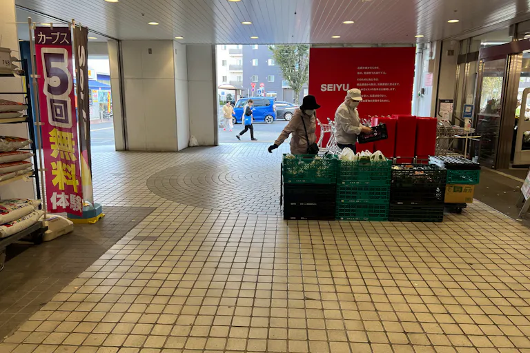 【西友 新所沢店】1F店頭 軒先入口横 (屋根あり) プロモーション用途や物販、食物販のポップアップストアに最適なスーパーの屋外催事イベントスペースの画像2