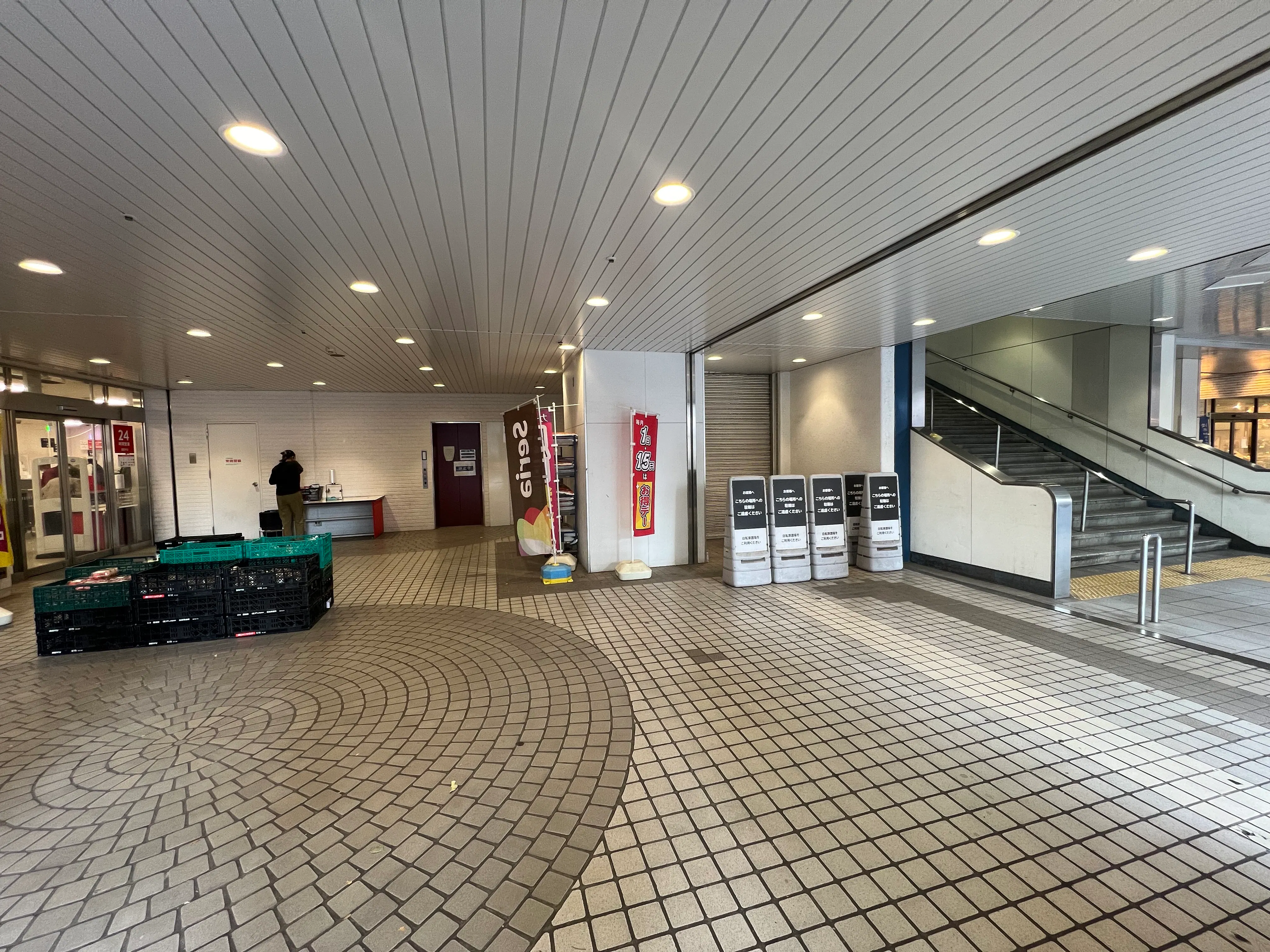 【西友 新所沢店】1F店頭 軒先入口横 (屋根あり) プロモーション用途や物販、食物販のポップアップストアに最適なスーパーの屋外催事イベントスペース