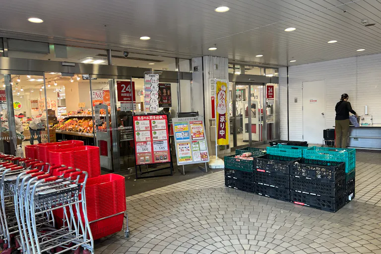 【西友 新所沢店】1F店頭 軒先入口横 (屋根あり) プロモーション用途や物販、食物販のポップアップストアに最適なスーパーの屋外催事イベントスペースの画像6
