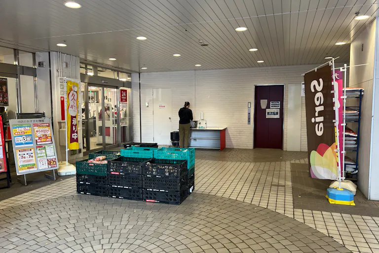 【西友 新所沢店】1F店頭 軒先入口横 (屋根あり) プロモーション用途や物販、食物販のポップアップストアに最適なスーパーの屋外催事イベントスペースの画像7