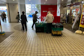 【西友 新所沢店】1F店頭 軒先入口横 (屋根あり) プロモーション用途や物販、食物販のポップアップストアに最適なスーパーの屋外催事イベントスペース