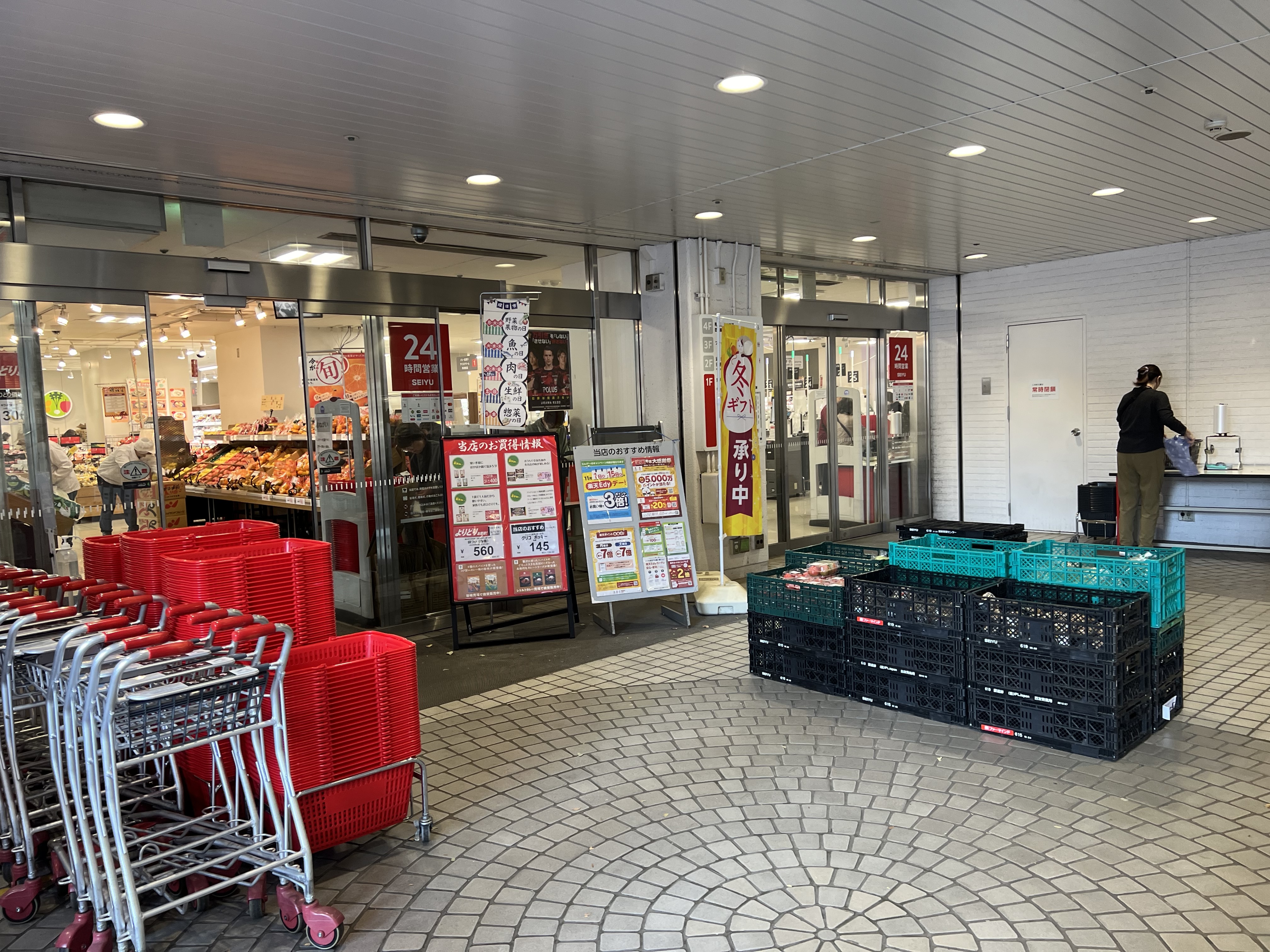 【西友　新所沢店】1F店頭 軒先入口横 (屋根あり)　プロモーション用途や物販、食物販のポップアップストアに最適なスーパーの屋外催事イベントスペース
