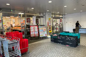 【西友 新所沢店】1F店頭 軒先入口横 (屋根あり) プロモーション用途や物販、食物販のポップアップストアに最適なスーパーの屋外催事イベントスペース