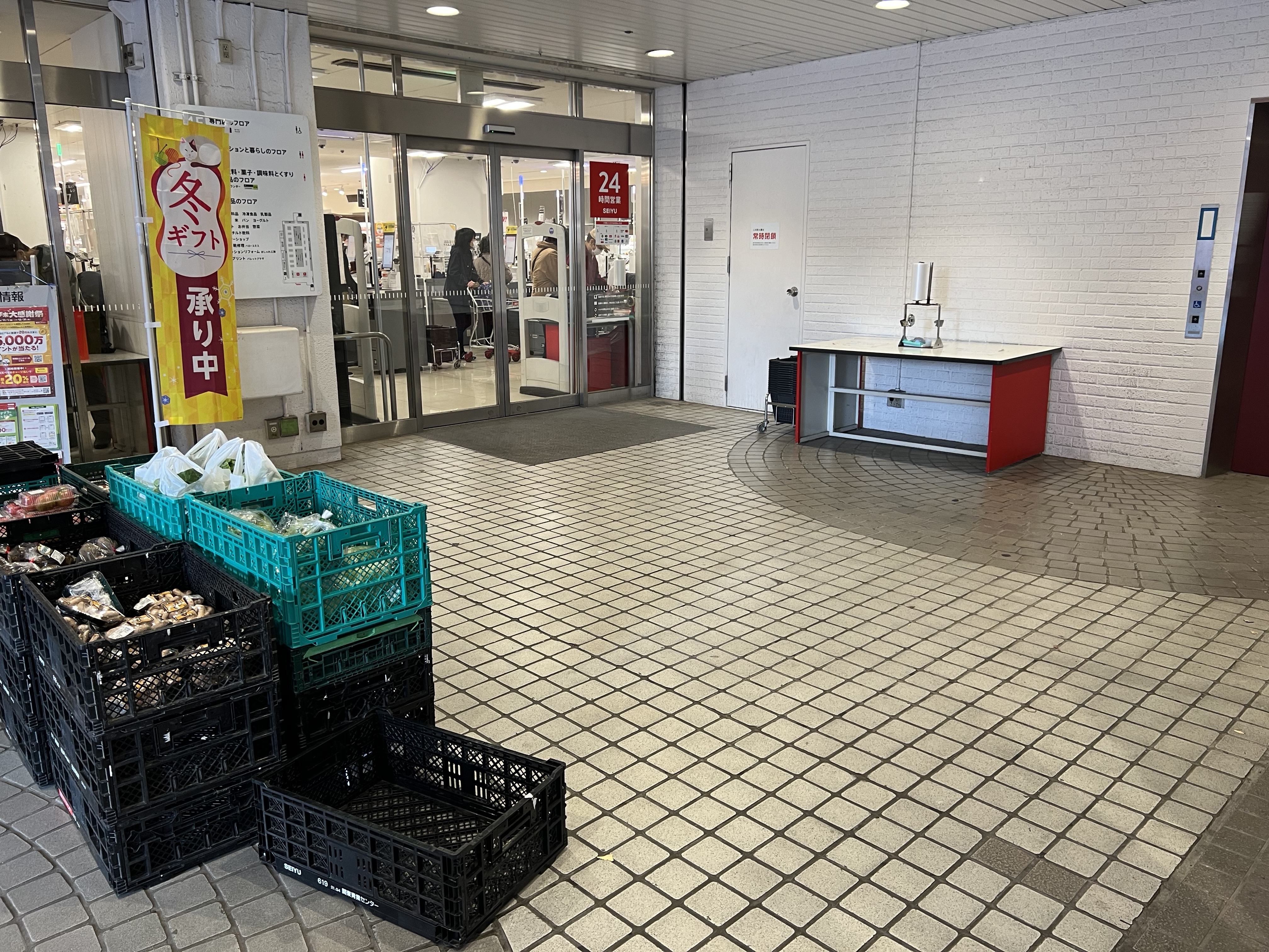 【西友　新所沢店】1F店頭 軒先入口横 (屋根あり)　プロモーション用途や物販、食物販のポップアップストアに最適なスーパーの屋外催事イベントスペース