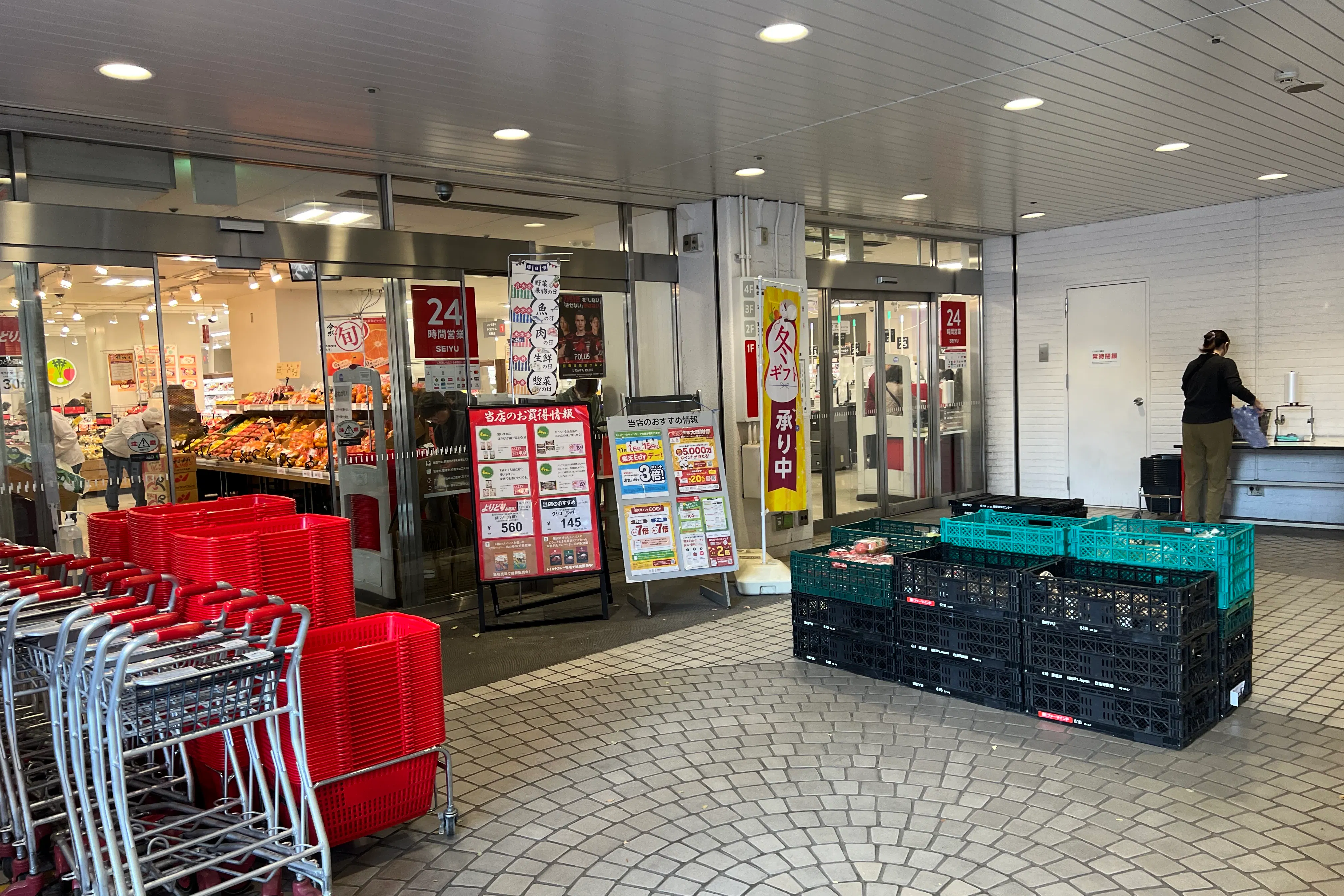 【西友 新所沢店】1F店頭 軒先入口横 (屋根あり) プロモーション用途や物販、食物販のポップアップストアに最適なスーパーの屋外催事イベントスペース