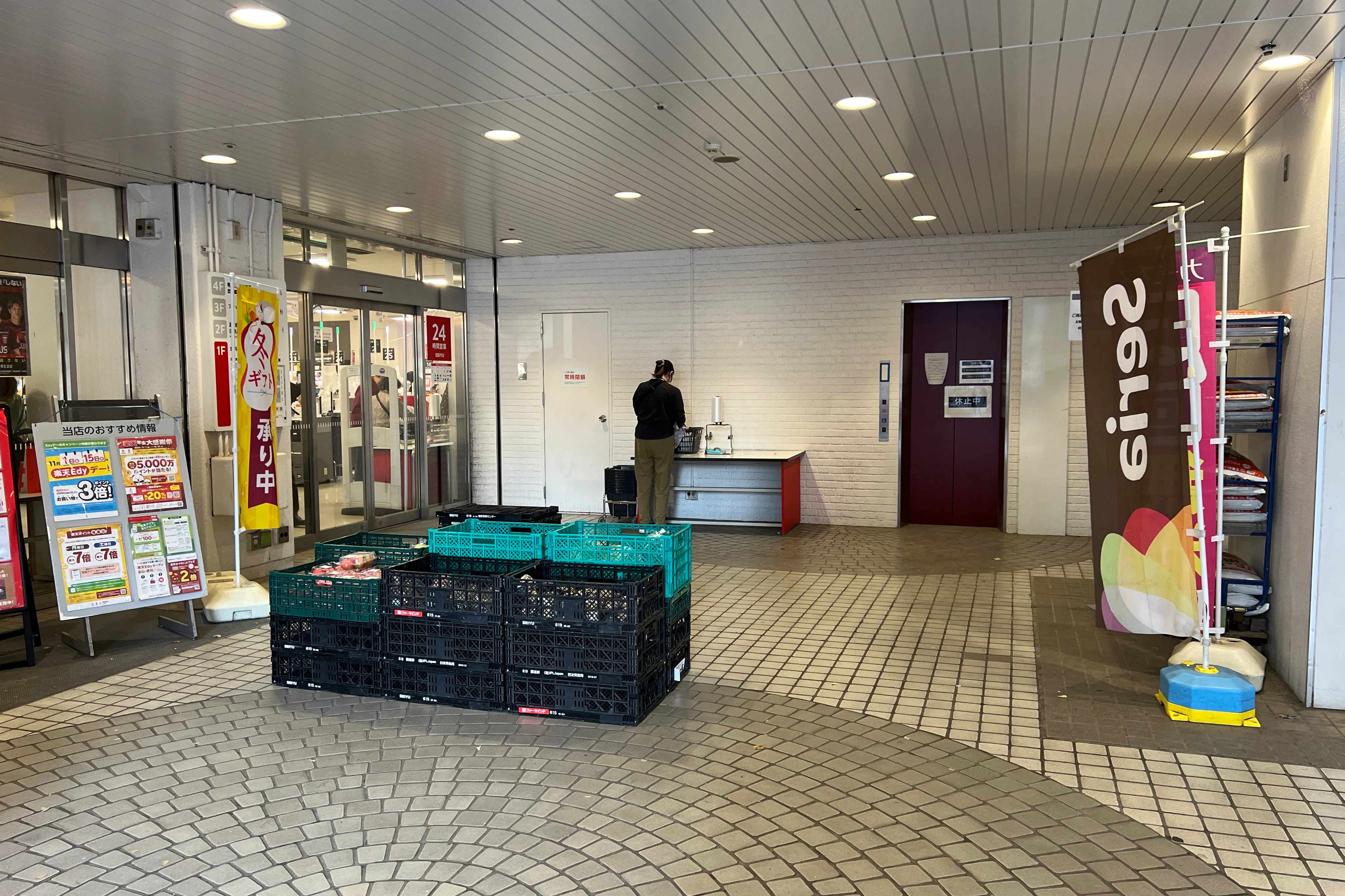 【西友 新所沢店】1F店頭 軒先入口横 (屋根あり) プロモーション用途や物販、食物販のポップアップストアに最適なスーパーの屋外催事イベントスペース