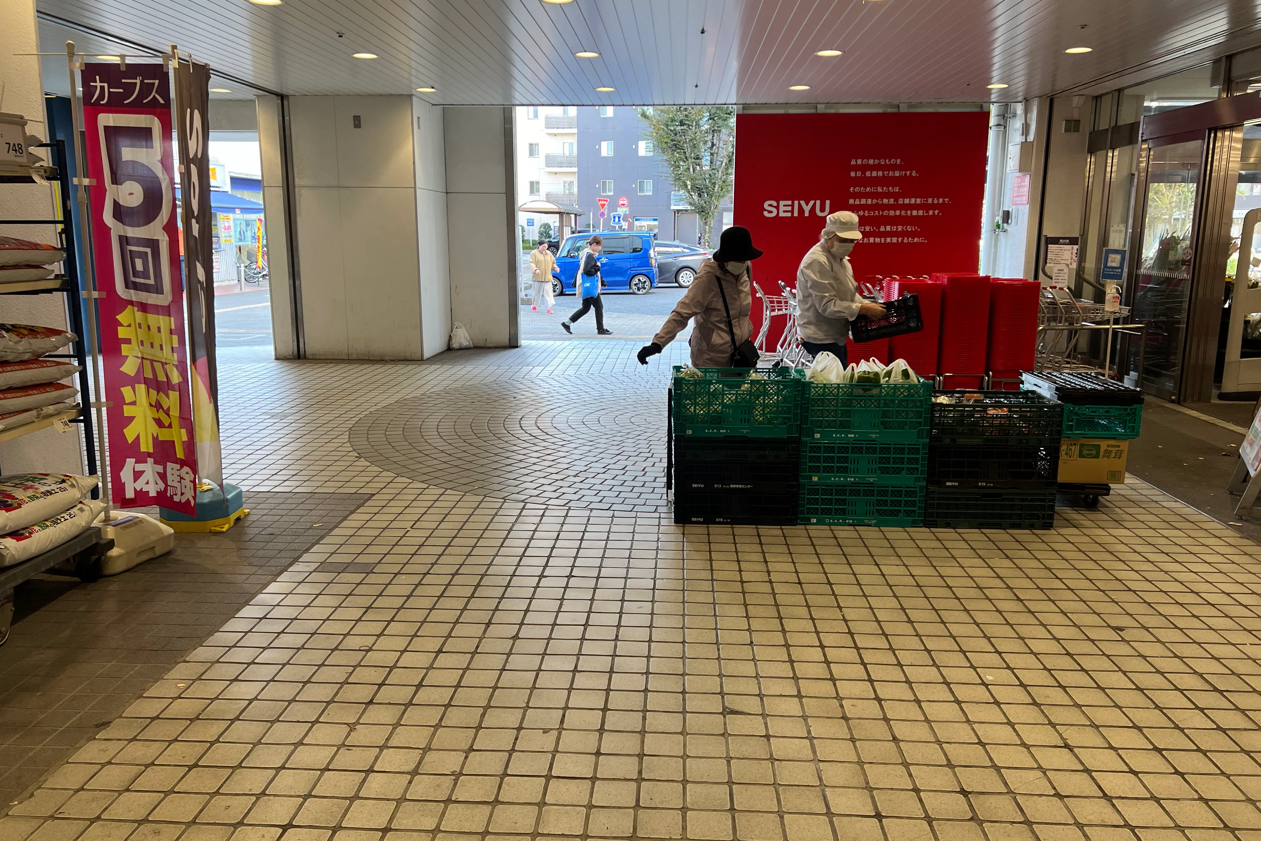 【西友 新所沢店】1F店頭 軒先入口横 (屋根あり) プロモーション用途や物販、食物販のポップアップストアに最適なスーパーの屋外催事イベントスペース