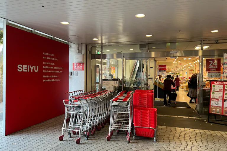 【西友 新所沢店】1F店頭 軒先入口横 (屋根あり) プロモーション用途や物販、食物販のポップアップストアに最適なスーパーの屋外催事イベントスペースの画像8