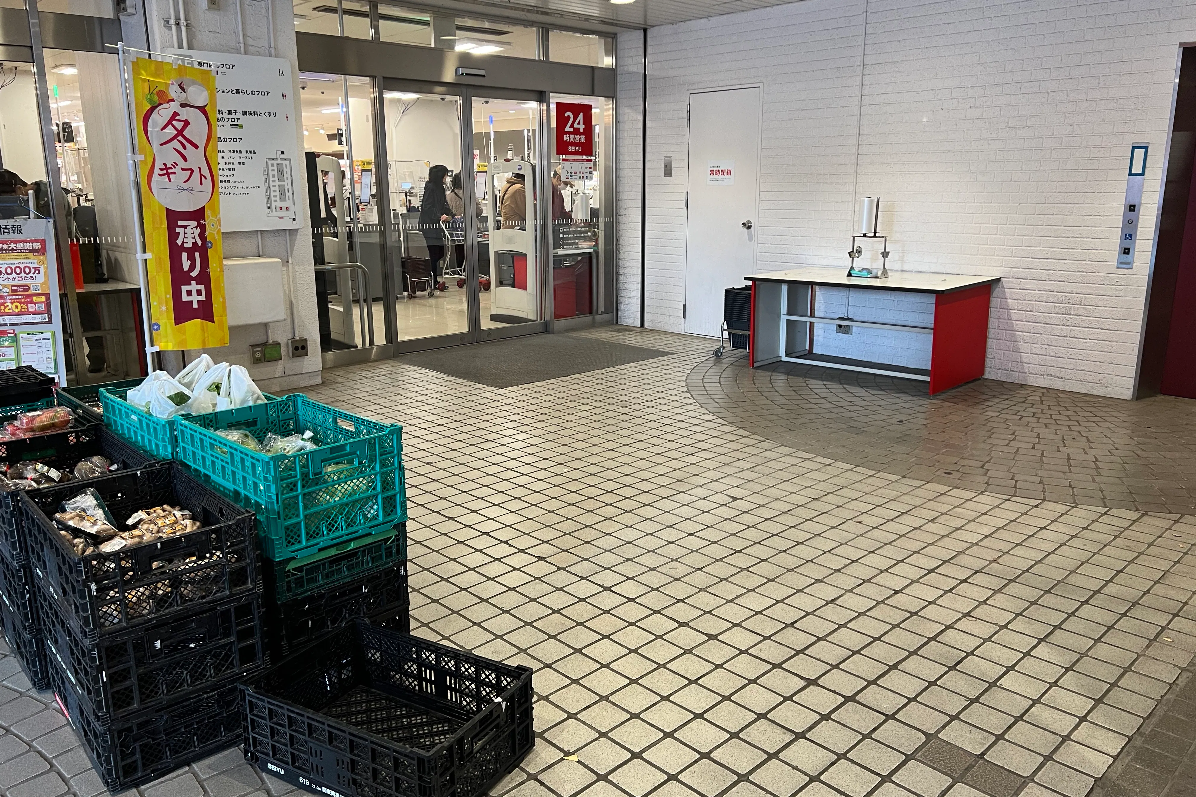 【西友 新所沢店】1F店頭 軒先入口横 (屋根あり) プロモーション用途や物販、食物販のポップアップストアに最適なスーパーの屋外催事イベントスペース